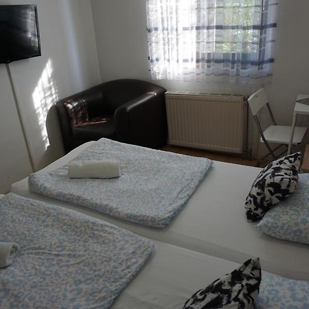 Majus 1 Vendeghaz - Torony Hotell Eksteriør bilde