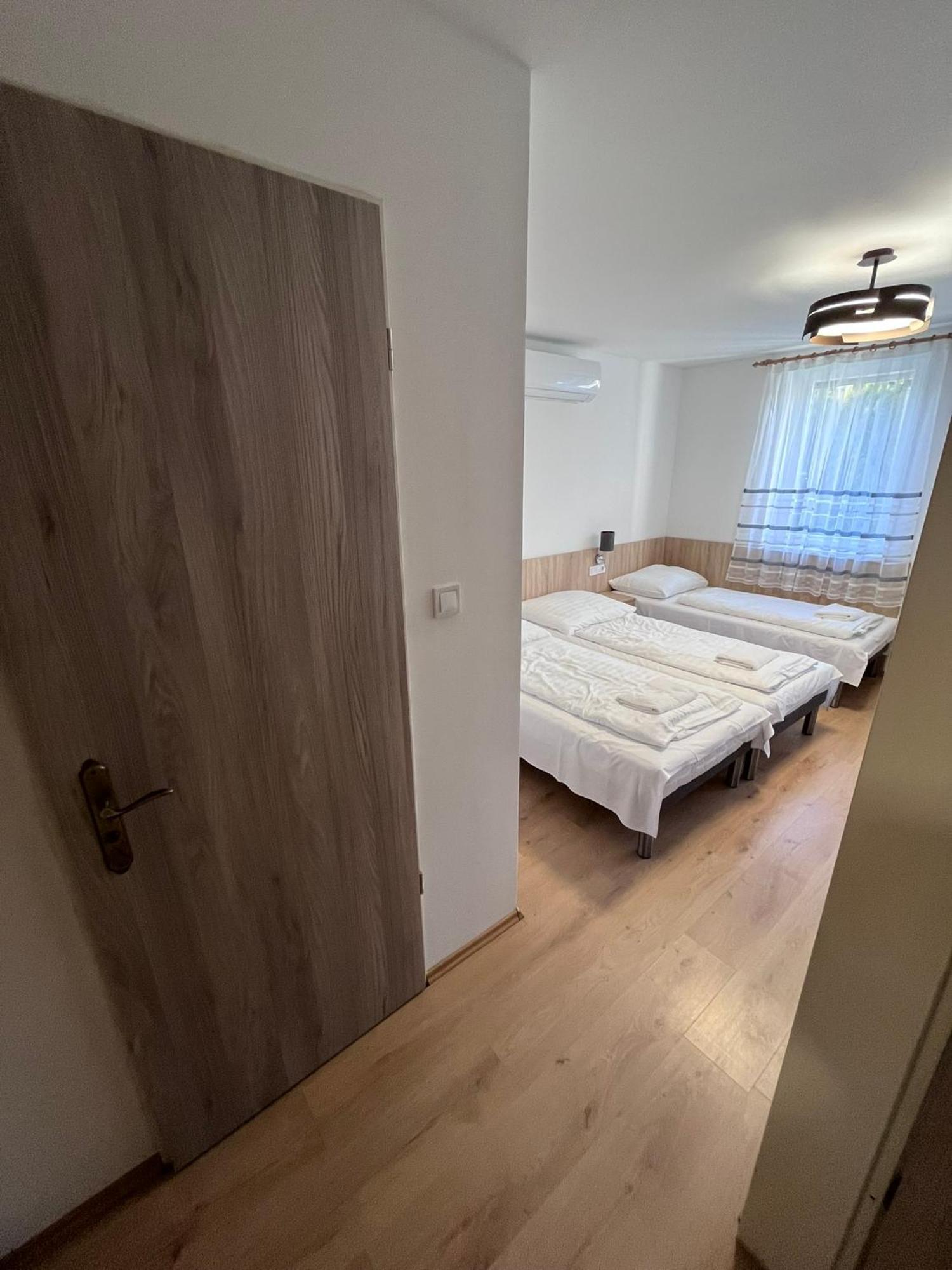 Majus 1 Vendeghaz - Torony Hotell Eksteriør bilde