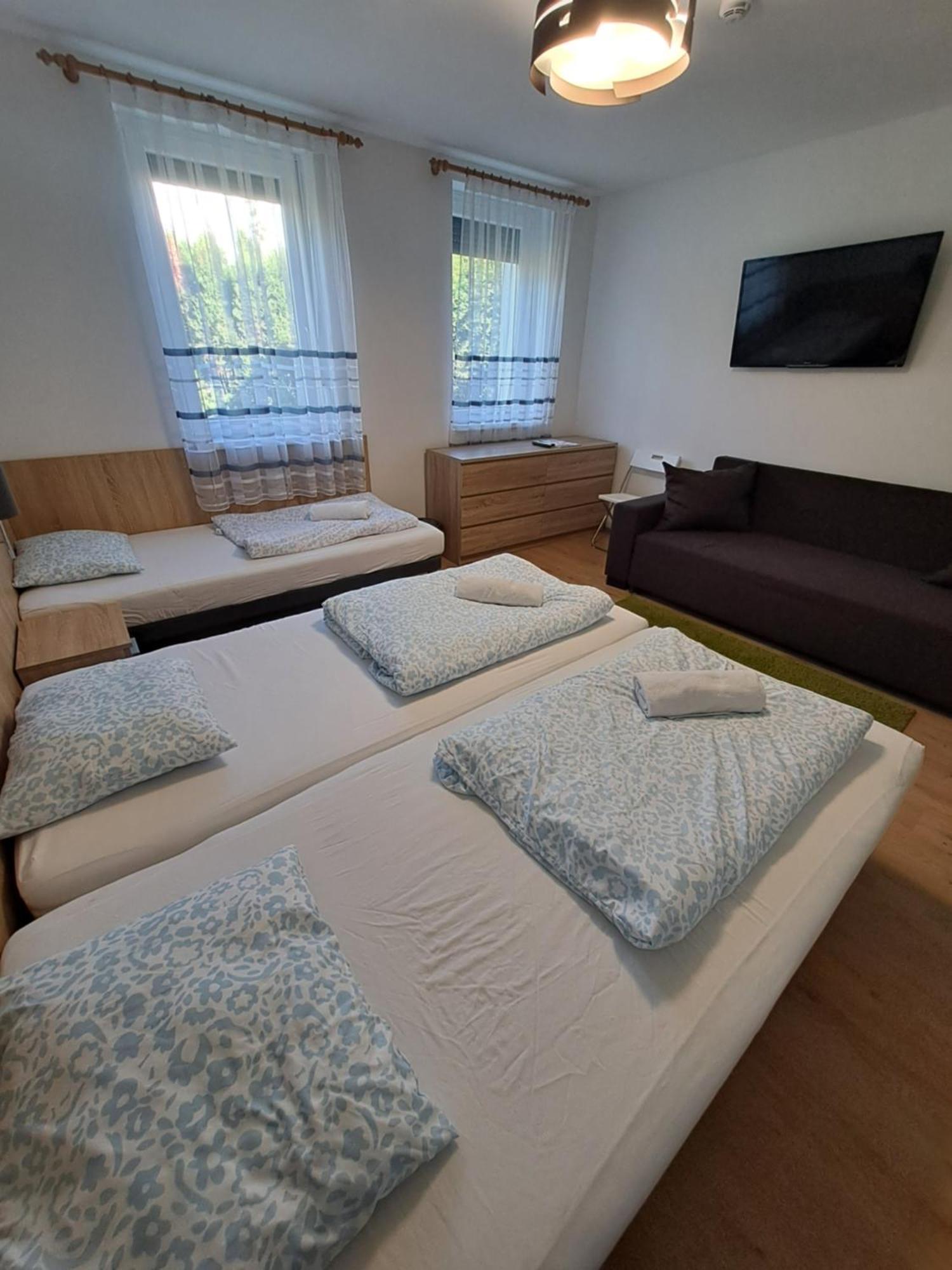Majus 1 Vendeghaz - Torony Hotell Eksteriør bilde